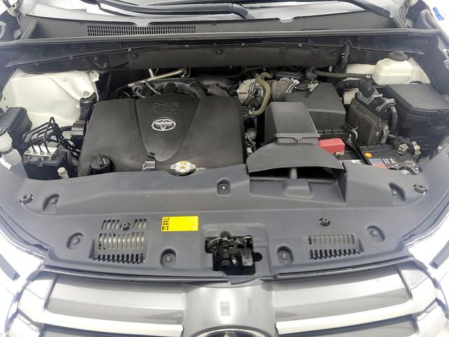 Photo of 2019 White Toyota Highlander