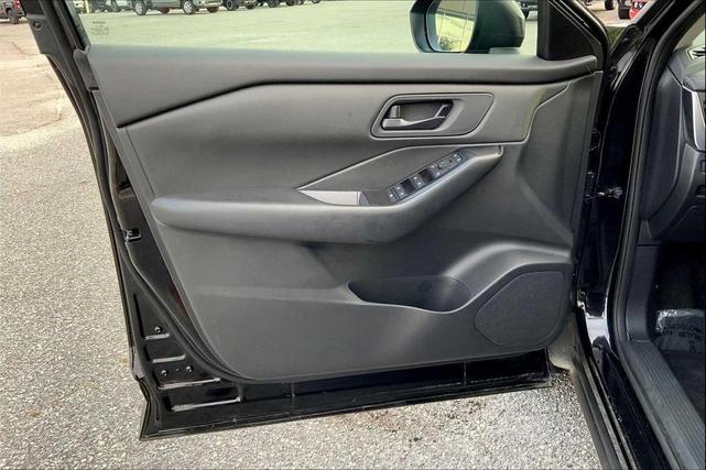 Photo of 2024 Super Black Nissan Rogue