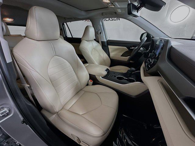 Photo of 2022 Silver Toyota Highlander