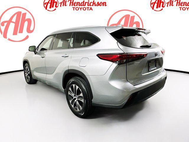 Photo of 2022 Silver Toyota Highlander