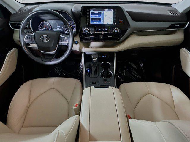 Photo of 2022 Silver Toyota Highlander