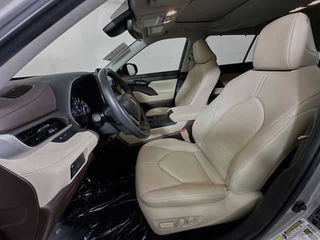 Photo of 2022 Silver Toyota Highlander