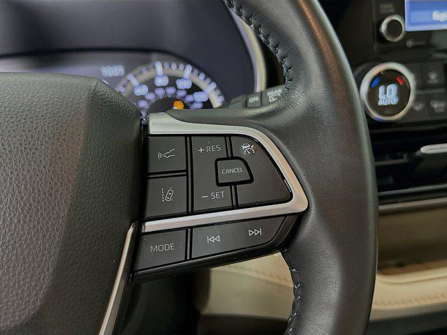 Photo of 2022 Silver Toyota Highlander