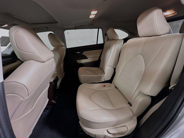Photo of 2022 Silver Toyota Highlander