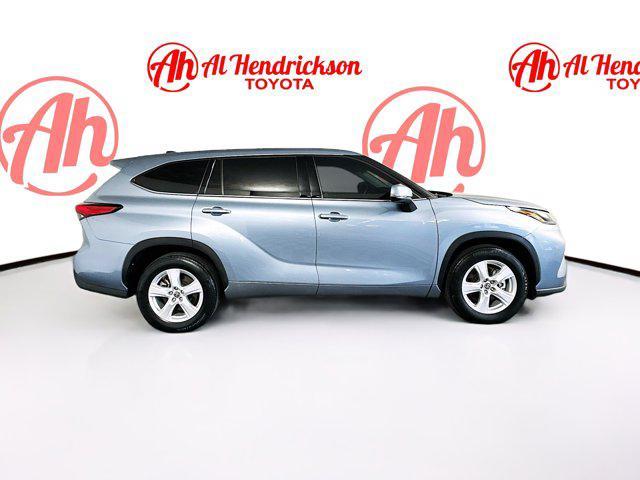 Photo of 2022 Moon Dust Toyota Highlander