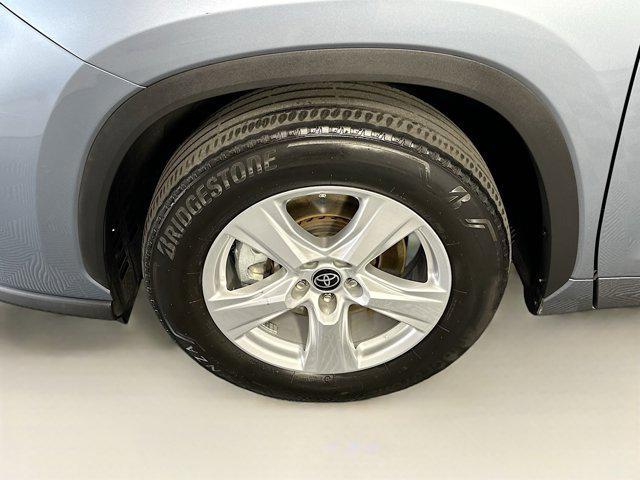 Photo of 2022 Moon Dust Toyota Highlander