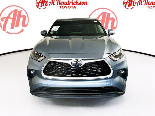 Photo of 2022 Moon Dust Toyota Highlander