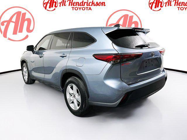 Photo of 2022 Moon Dust Toyota Highlander