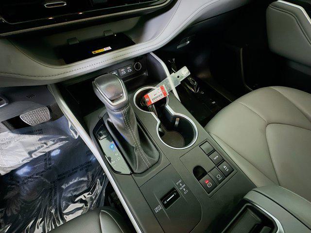 Photo of 2023 Celestial Silver Toyota Highlander