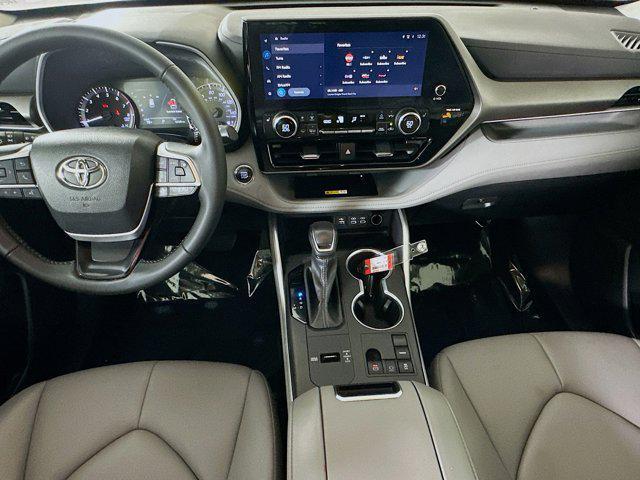 Photo of 2023 Celestial Silver Toyota Highlander