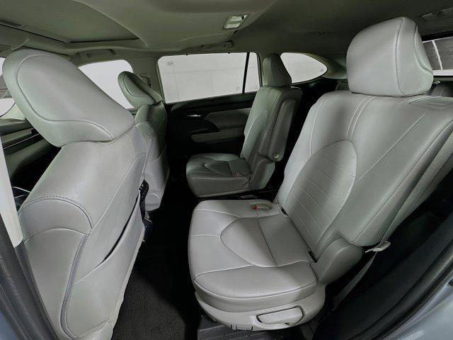 Photo of 2022 Moon Dust Toyota Highlander