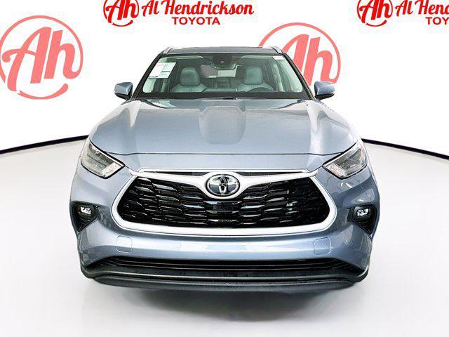 Photo of 2022 Moon Dust Toyota Highlander