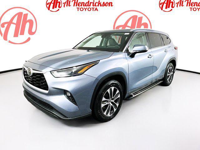 Photo of 2022 Moon Dust Toyota Highlander