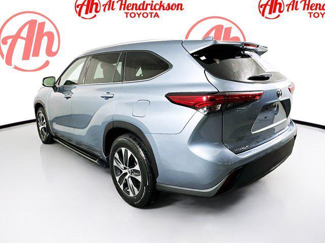 Photo of 2022 Moon Dust Toyota Highlander