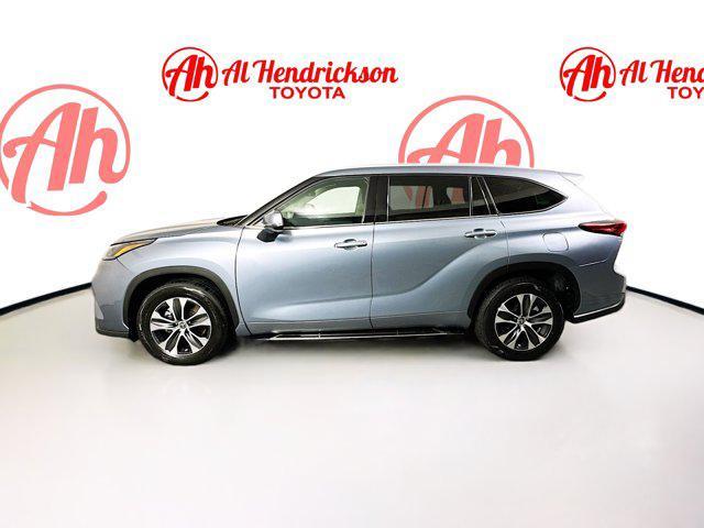 Photo of 2022 Moon Dust Toyota Highlander