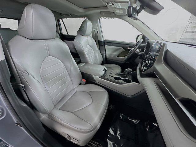 Photo of 2022 Moon Dust Toyota Highlander