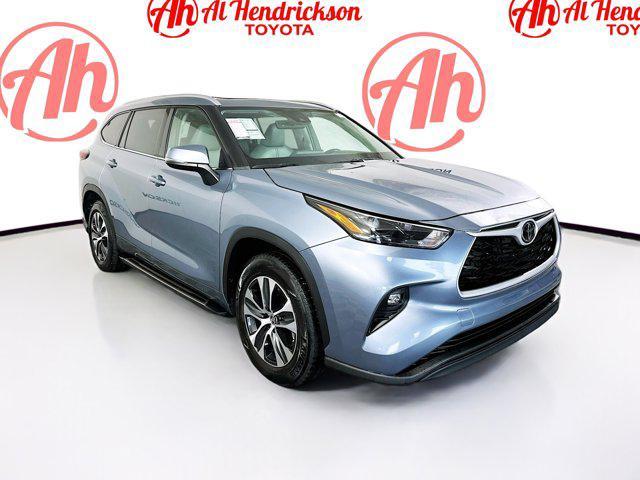Photo of 2022 Moon Dust Toyota Highlander