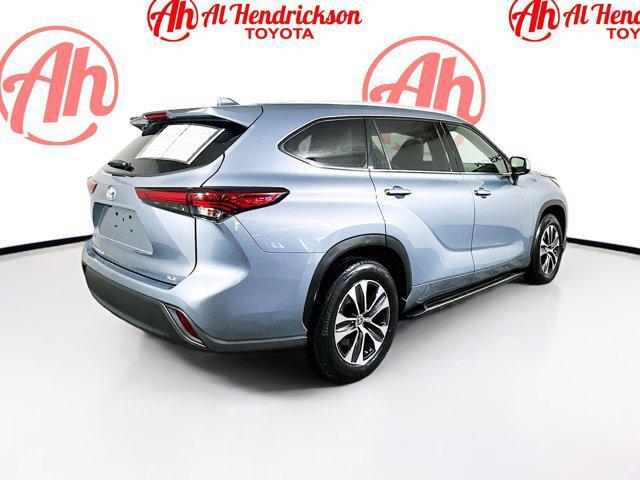 Photo of 2022 Moon Dust Toyota Highlander
