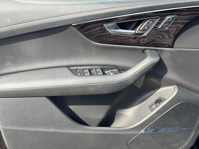 Photo of 2023 Mythos Black Metallic Audi Q7