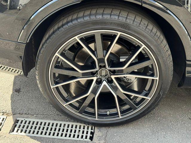 Photo of 2023 Mythos Black Metallic Audi Q7