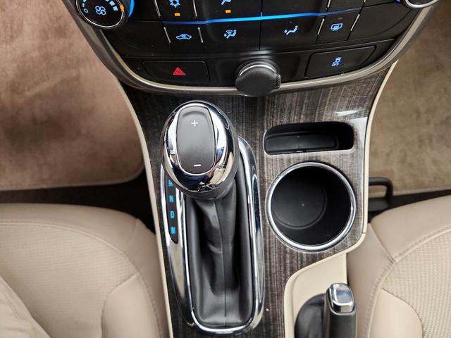 Photo of 2015 White Chevrolet Malibu