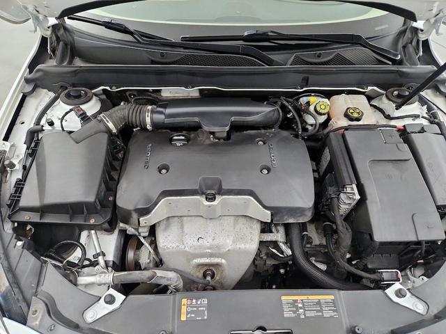 Photo of 2015 White Chevrolet Malibu