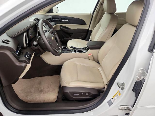 Photo of 2015 White Chevrolet Malibu