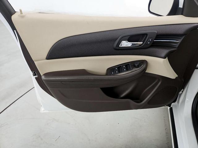 Photo of 2015 White Chevrolet Malibu