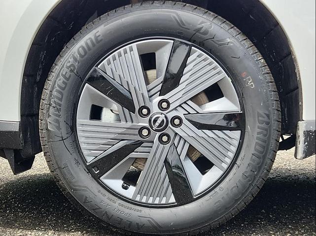 Photo of 2025 Everest White Pearl Tricoat/Super Black Nissan Murano