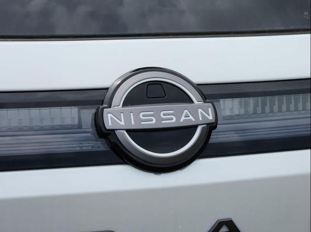 Photo of 2025 Everest White Pearl Tricoat/Super Black Nissan Murano