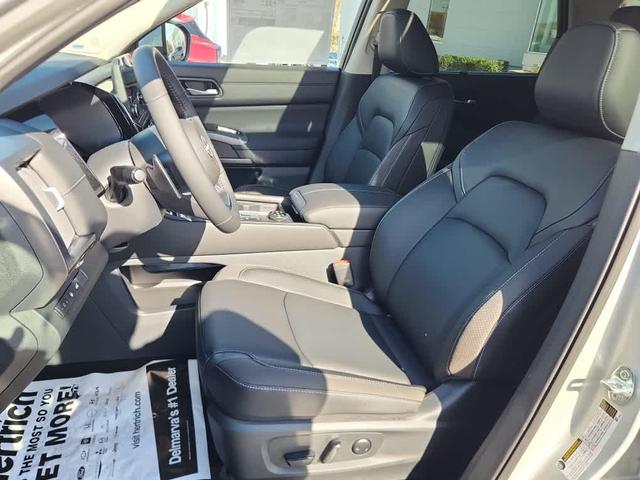 Photo of 2025 Brilliant Silver Metallic Nissan Pathfinder