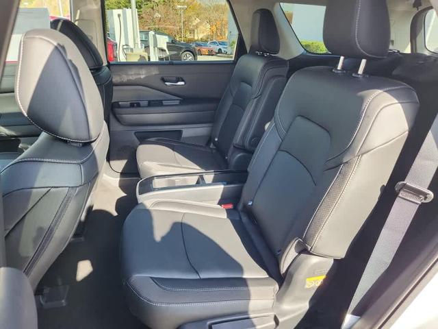 Photo of 2025 Brilliant Silver Metallic Nissan Pathfinder