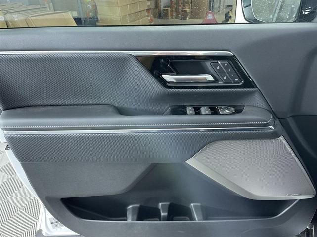 Photo of 2025 Summit White GMC Sierra EV