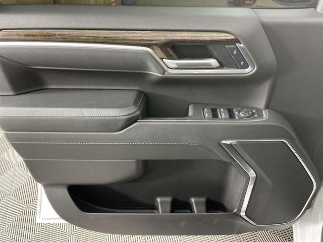 Photo of 2025 Summit White GMC Sierra 1500
