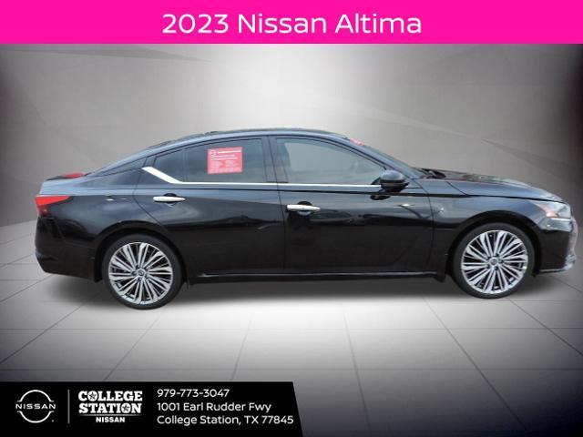 Photo of 2023 Black Nissan Altima