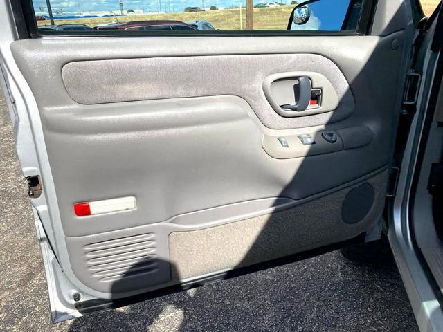 Photo of 1997 Silver GMC Yukon