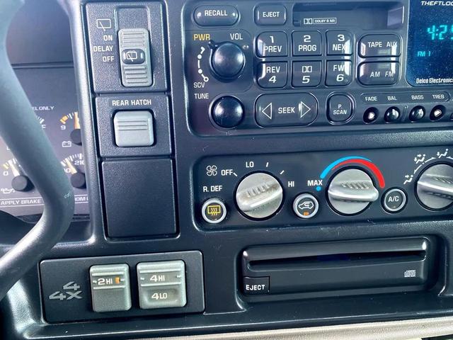 Photo of 1997 Silver GMC Yukon