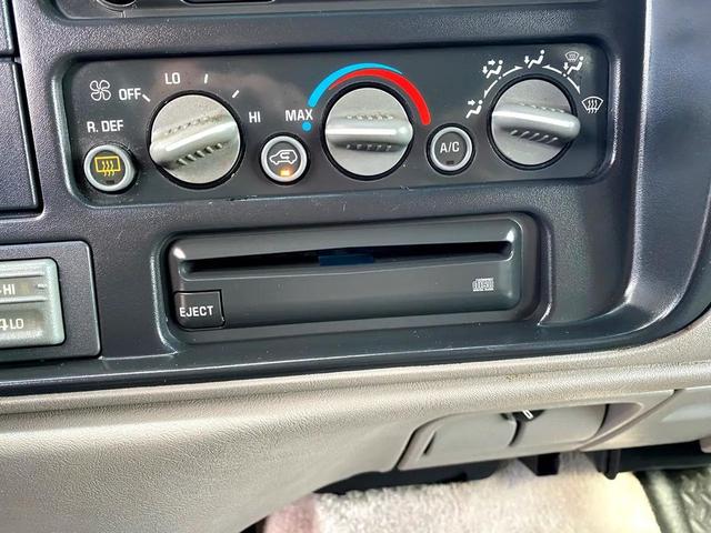 Photo of 1997 Silver GMC Yukon