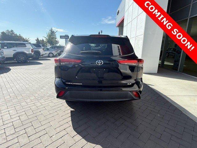 Photo of 2022 Midnight Black Metallic Toyota Highlander