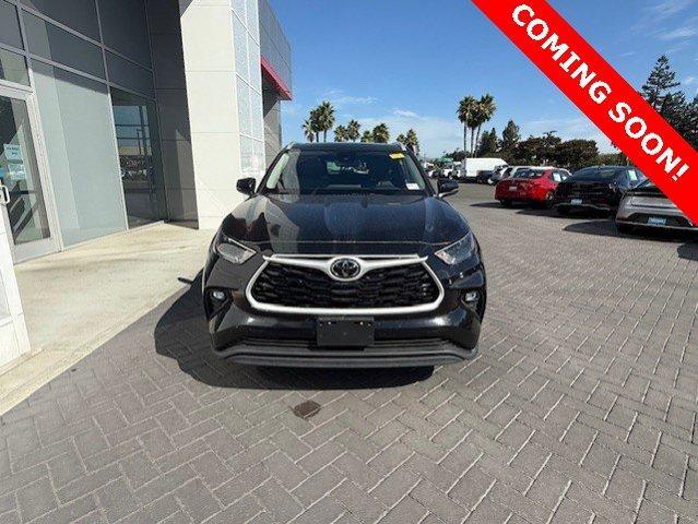 Photo of 2022 Midnight Black Metallic Toyota Highlander