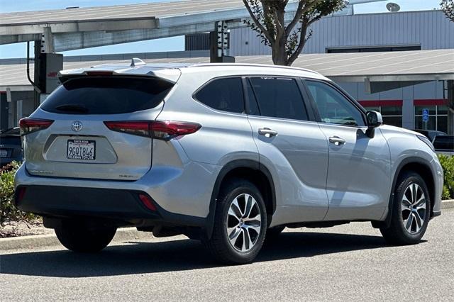 Photo of 2023 Celestial Silver Metallic Toyota Highlander