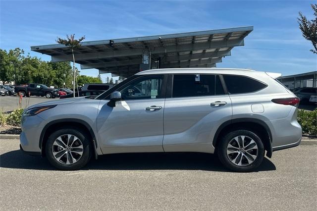 Photo of 2023 Celestial Silver Metallic Toyota Highlander