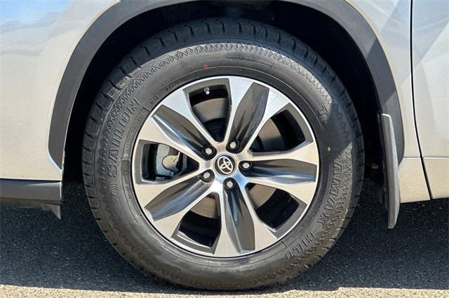 Photo of 2023 Celestial Silver Metallic Toyota Highlander
