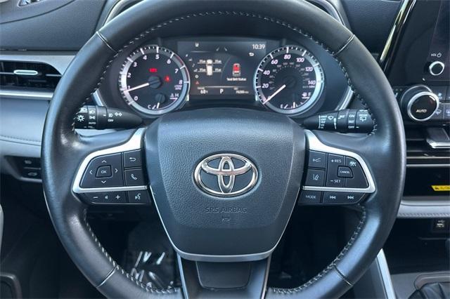 Photo of 2023 Celestial Silver Metallic Toyota Highlander