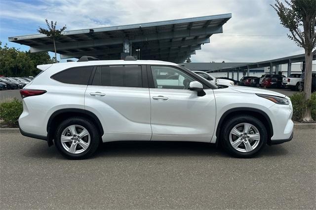 Photo of 2023 Wind Chill Pearl Toyota Highlander