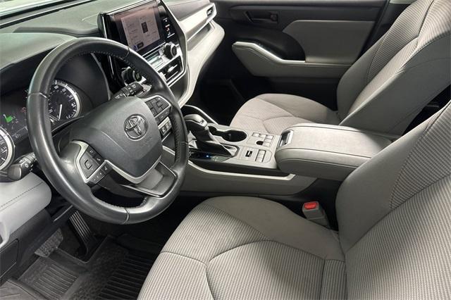 Photo of 2023 Wind Chill Pearl Toyota Highlander