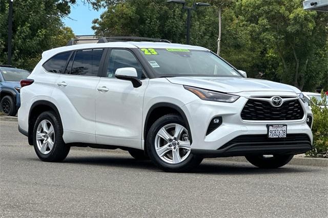 Photo of 2023 Wind Chill Pearl Toyota Highlander