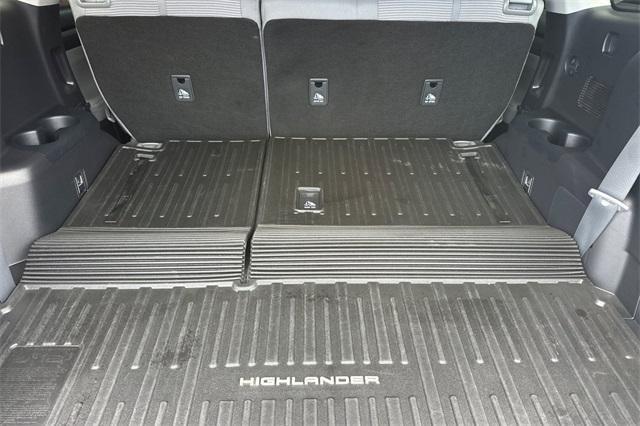Photo of 2023 Wind Chill Pearl Toyota Highlander
