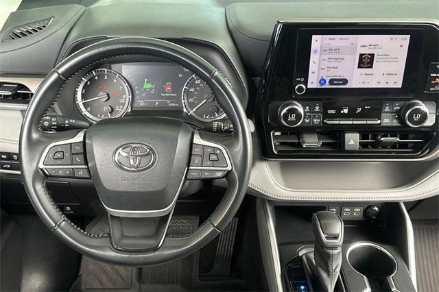 Photo of 2023 Wind Chill Pearl Toyota Highlander