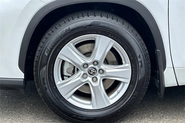 Photo of 2023 Wind Chill Pearl Toyota Highlander